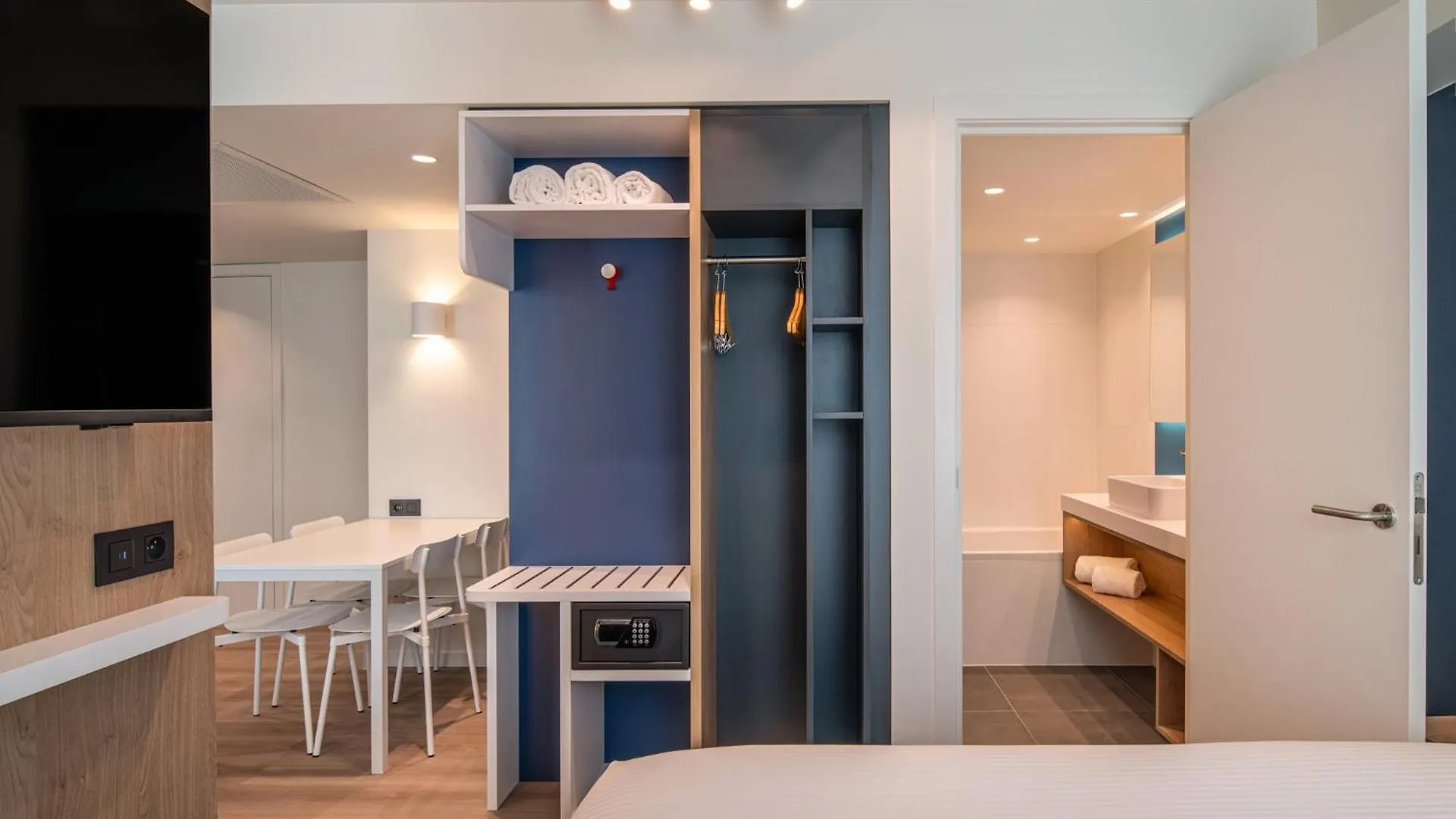 Holiday Inn Express & Suites Ghent By Ihg 3*,