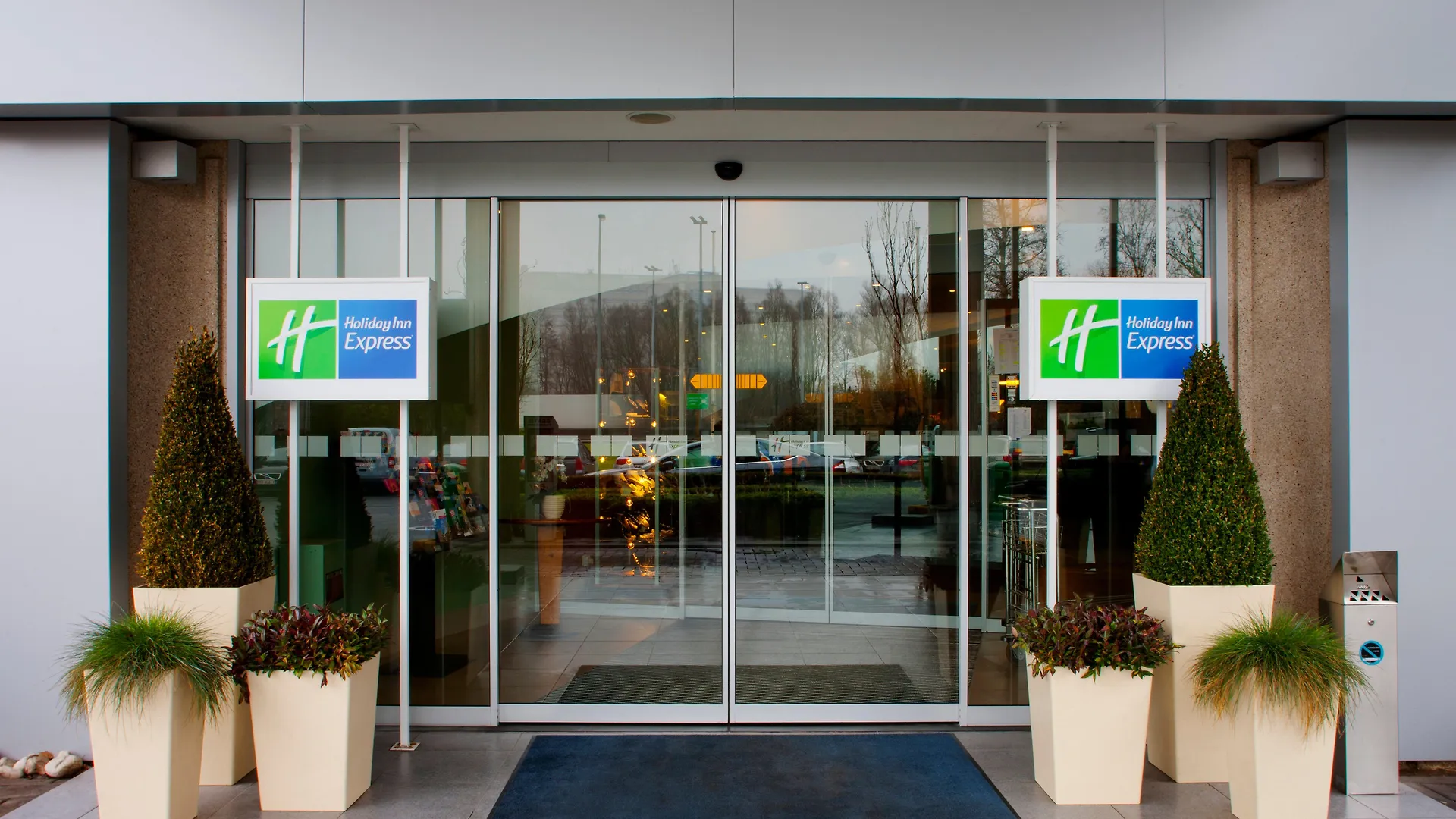 ***  Holiday Inn Express & Suites Ghent, An Ihg Hotel Bélgica